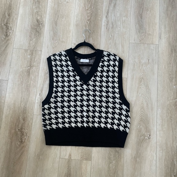 Oak + Fort • Sweater Vest - Picture 1 of 2
